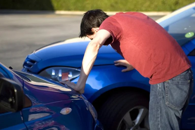 people in a car accident situation at day time